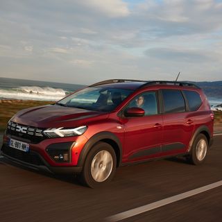 Dacia Jogger Hybrid 140V – Riparte dall’ibrido