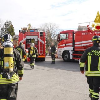 Perdita di oltre 200 litri di acido in un’azienda di Lugo: vigili del fuoco al lavoro – VIDEO