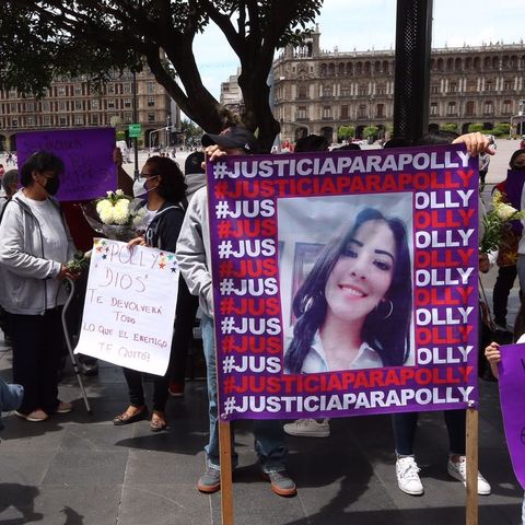 Familiares, amigas y amigos de Fernanda Cuadra y Polly Olivares se reunieron frente a la Catedral Metropolitana
