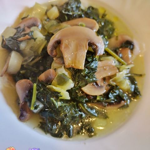 Zuppa di cavolo nero e funghi
