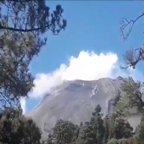 Popocatépetl amanece activo