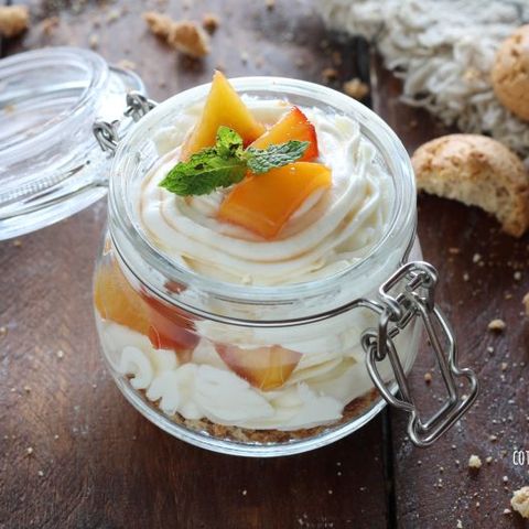 Cheesecake al bicchiere pesche e amaretti