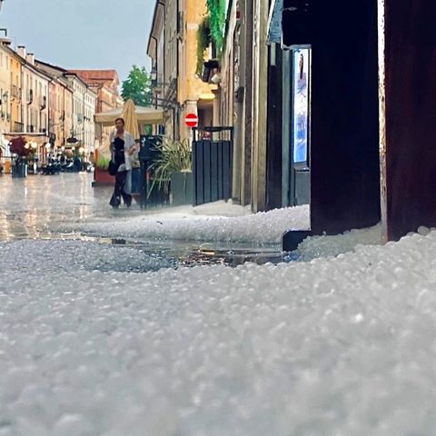Grandinata in centro: strade e piazze “imbiancate” dai chicchi di ghiaccio – FOTOGALLERY