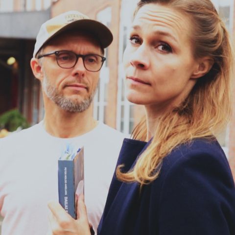 ‘Bagom bogen': Signe Molde møder sin mand Peter Amelung og taler rå børnebog