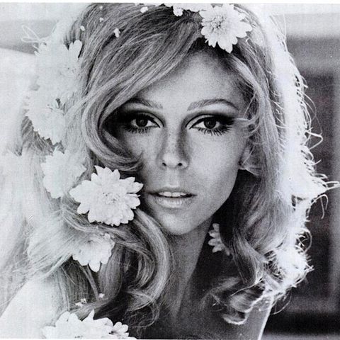 Nancy Sinatra. Parliamo dell'artista - talentuosa come il papà Frank - e di una delle sue hit senza tempo, "Summer Wine", duetto del 1967.