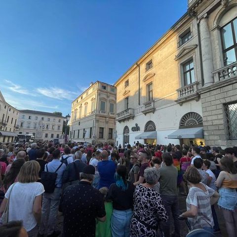 Manifestazione a Vicenza in difesa delle coppie gay con figli. Cinque sindaci: “Trascriveremo gli atti di nascita”