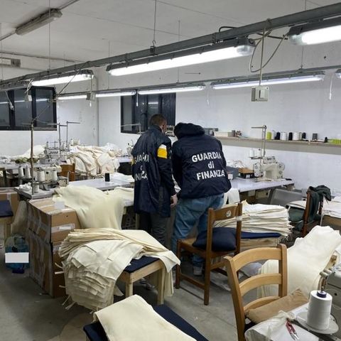 “Nero” nel tessile: 5 lavoratori cinesi abusivi nel garage di casa. Sanzioni per 12 mila euro