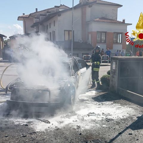 L’auto prende fuoco: veicolo distrutto e impianto condominiale fuori uso