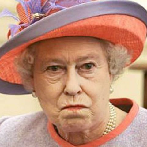 Regina: "Non mi piace l'attuale classe politica", Farage contro Meghan e Harry