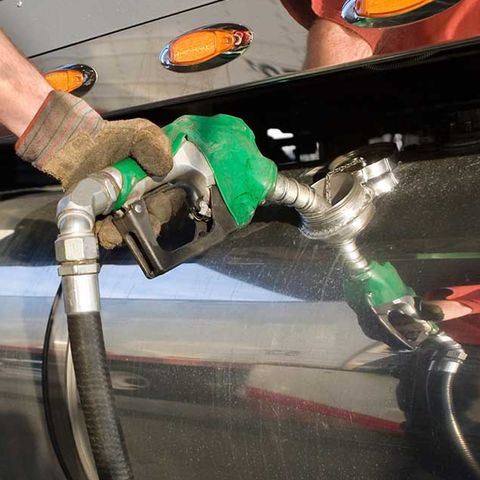 Busca Hacienda bajar precio de los combustibles