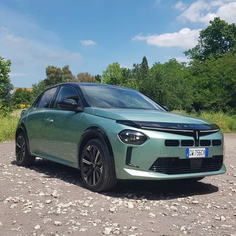 Lancia Ypsilon LX Hybrid - Eleganza urbana in chiave sostenibile