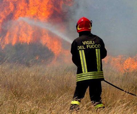 Emergenza incendi: a Matera muoiono due vigili del fuoco