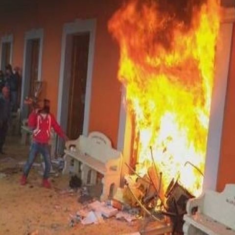 Incendian y saquean Palacio Municipal en sierra de Puebla