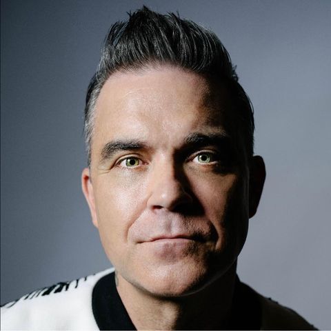Robbie Williams torna con un nuovo album in stile dance, come membro dei Lufthaus. Andiamo poi al 95 per ricordarne la storia nei Take That.