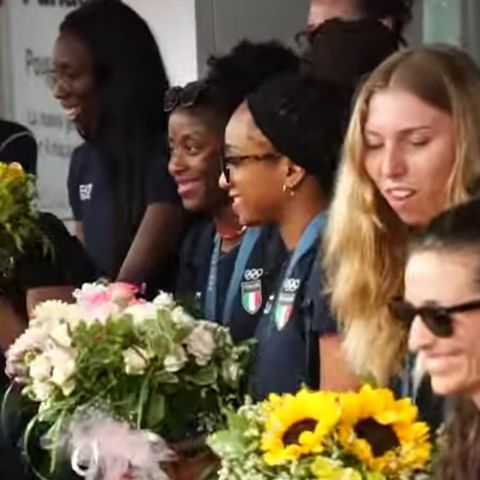 Italvolley, delirio a Linate per il ritorno delle campionesse olimpiche. Sylla: “Siamo fuoco puro”