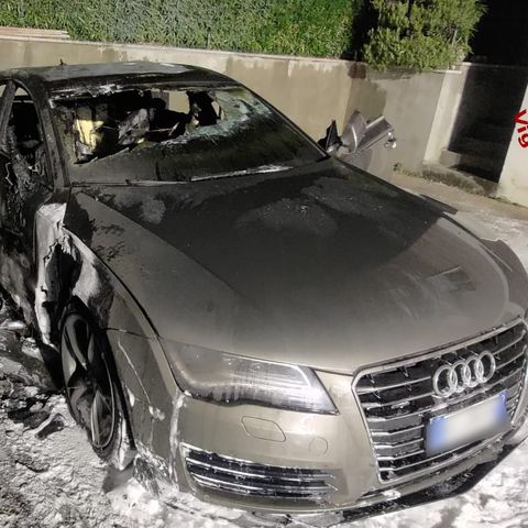 Audi distrutta dalle fiamme nella notte. Causa incerta, indagano pompieri e carabinieri