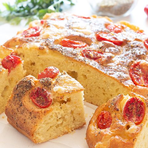 Torta morbida con pomodorini e formaggio
