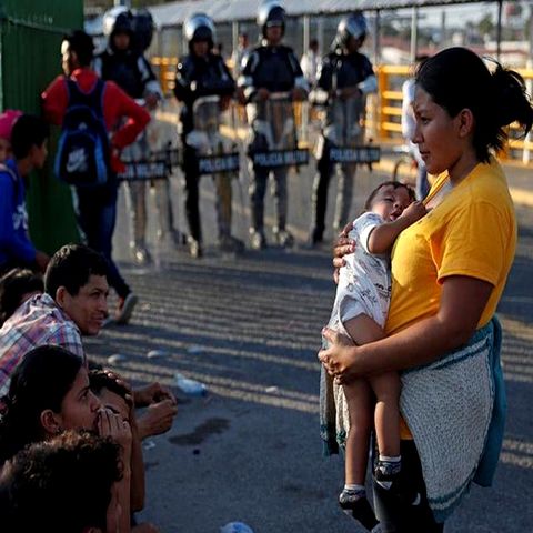 Si migrantes pretenden entrar por la fuerza serán devueltos a su país: Ebrard
