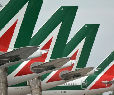 Alitalia, il mito oltre l’eterno salvataggio