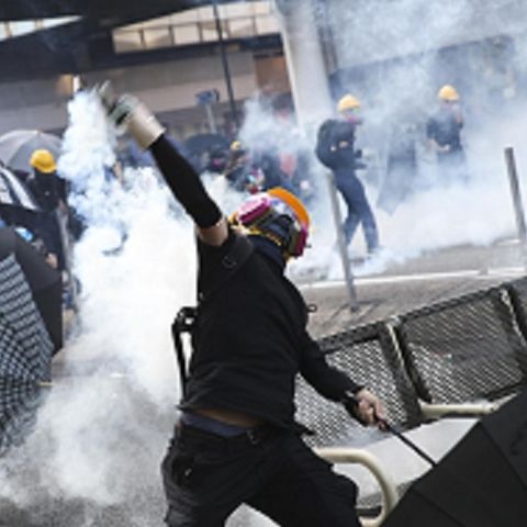 La polizia spara a Hong Kong, grave uno dei manifestanti
