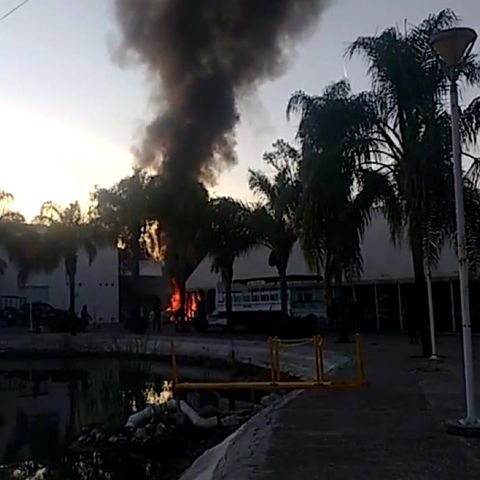 Bloquean con llantas incendiadas carreteras en Guanajuato