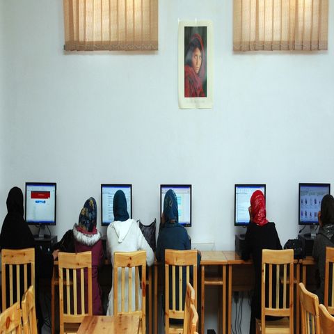 Afghanistan: Taliban closes universities to women