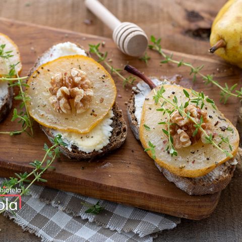 CROSTINI CON FORMAGGIO, PERE E NOCI