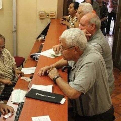 Pensionados del IMSS con 25 salarios mínimos