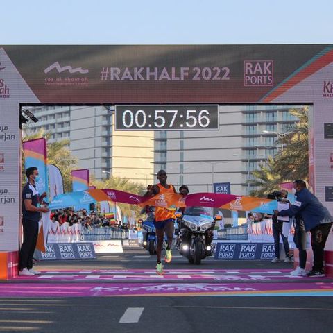 Ras Al Khaimah Half Marathon: Vince Jacob Kiplimo, segnando il record mondiale suk 15 km
