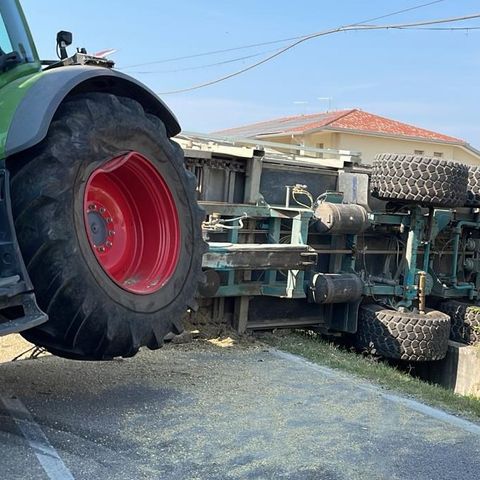 Scontro tra trattori: nessun ferito ma strada chiusa per i rimorchi di traverso