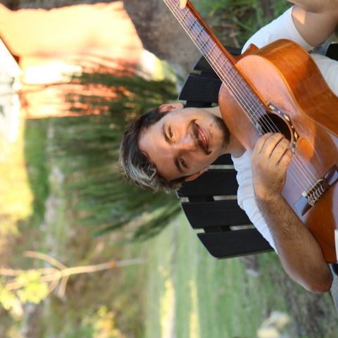 @Mateogenca "Viajes, voz y guitarra"