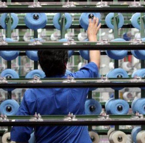 Laboratorio tessile gestito da cinesi: un dipendente in nero e uno con pena da scontare