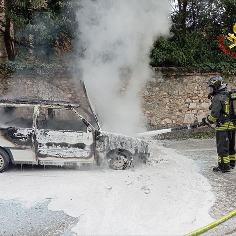 Auto in fiamme a bordo strada, chiamata d’emergenza per i vigili del fuoco