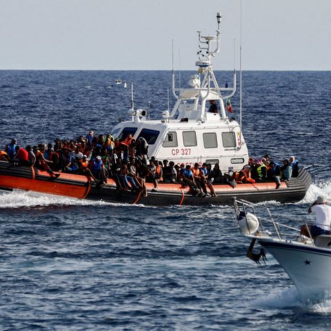 Tertulia: ¿Las fuerzas armadas para impedir la llegada de los inmigrantes irregulares?