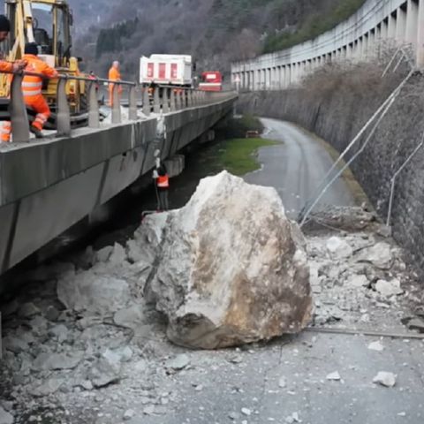 Riapertura (parziale) della “Valsugana” dopo la frana. Due corsie ok, ma solo per auto e moto