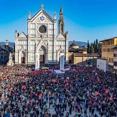 Firenze, folla al corteo antifascista. Schlein in piazza con Landini e Conte