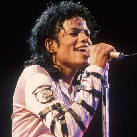La famiglia di Michael Jackson critica il giornalista Martin Bashir, per aver manipolato il Re del Pop durante l'intervista del 2003.