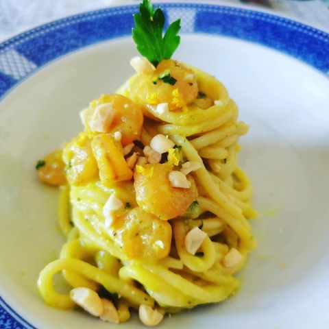 Spaghetti alla curcuma con gamberi e zucchine in fiore - Fogolare Veneto