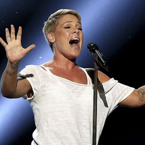 Pink. La cantautrice ha annunciato, via social, il rinvio delle prossime 4 date del tour, salutando i fan così: "Vi mando amore e salute".