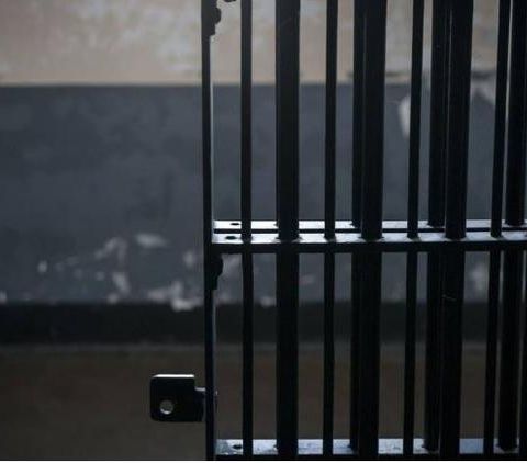 Woman left alone in jail cell while giving birth