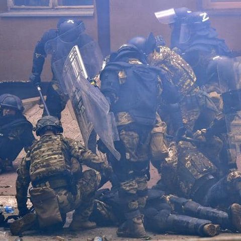 Alta tensione in Kosovo, feriti 14 militari italiani della Kfor negli scontri con manifestanti serbi