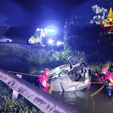 Auto carambola nel canale, giovane salva la vita al coetaneo intrappolato