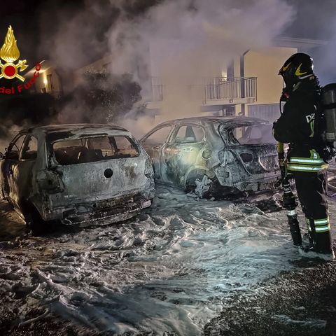 Auto in fiamme nella notte per cause sconosciute. Intervento dei pompieri