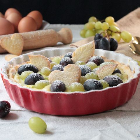 Crostata con crema pasticcera e uva