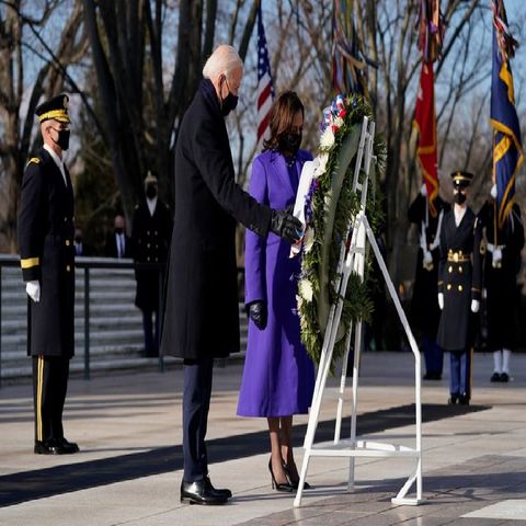 Joe Biden encabezó una ceremonia y depositó una ofrenda en la Tumba del Soldado Desconocido
