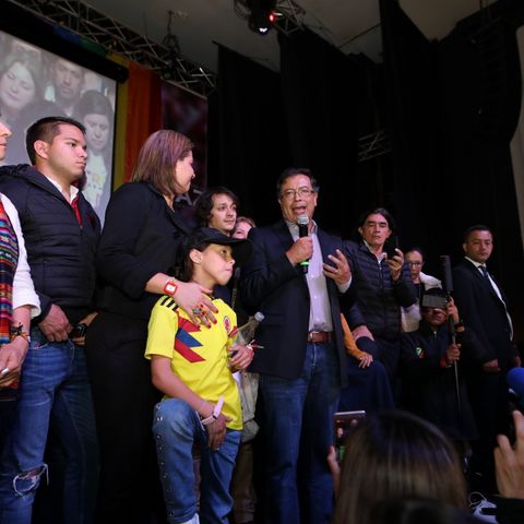 En el Down Town Majestic, en el centro de Bogotá, Petro recibe los resultados con la euforia de miles de sus seguidores.