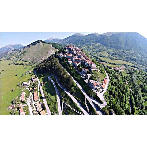 Opi, due file di case sulla schiena di un monte (Abruzzo - Borghi più Belli d’Italia)