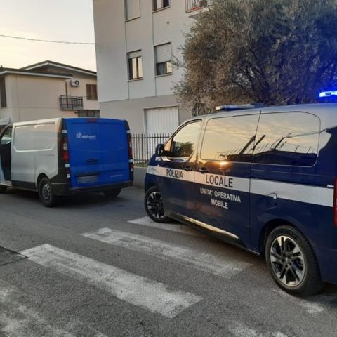 Intercettato su un furgone rubato, fugge alla polizia locale: arrestato tossicodipendente