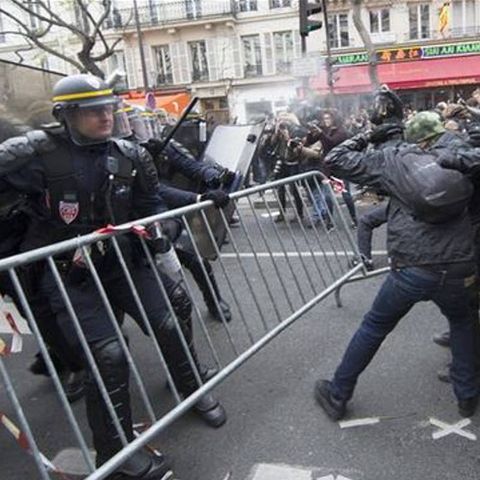 En París la policía dispersa a manifestantes con gases lacrimógenos