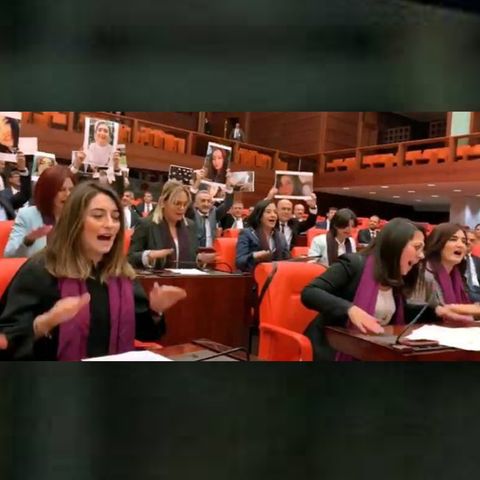 Legisladoras turcas cantan Un violador en tu camino